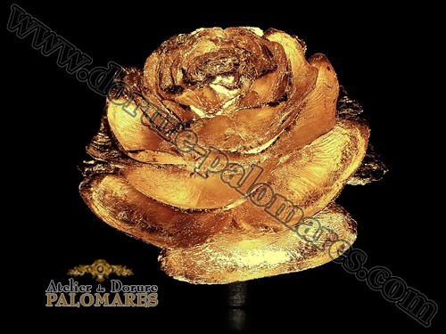 Pomme de pin dorée à la feuille d'or
