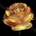 Pomme de pin dorée à la feuille d'or