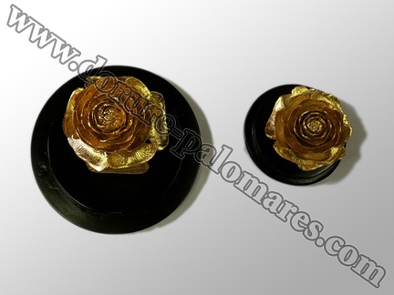 Pomme de pin dorée à la feuille d'or